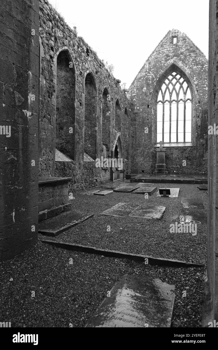 Il Priorato domenicano dei Santi Pietro e Paolo Ruin, fondato nel 1241; Athenry, Contea di Galway, Irlanda; lapidi e lastre tombali, navata della chiesa e coro. Foto Stock