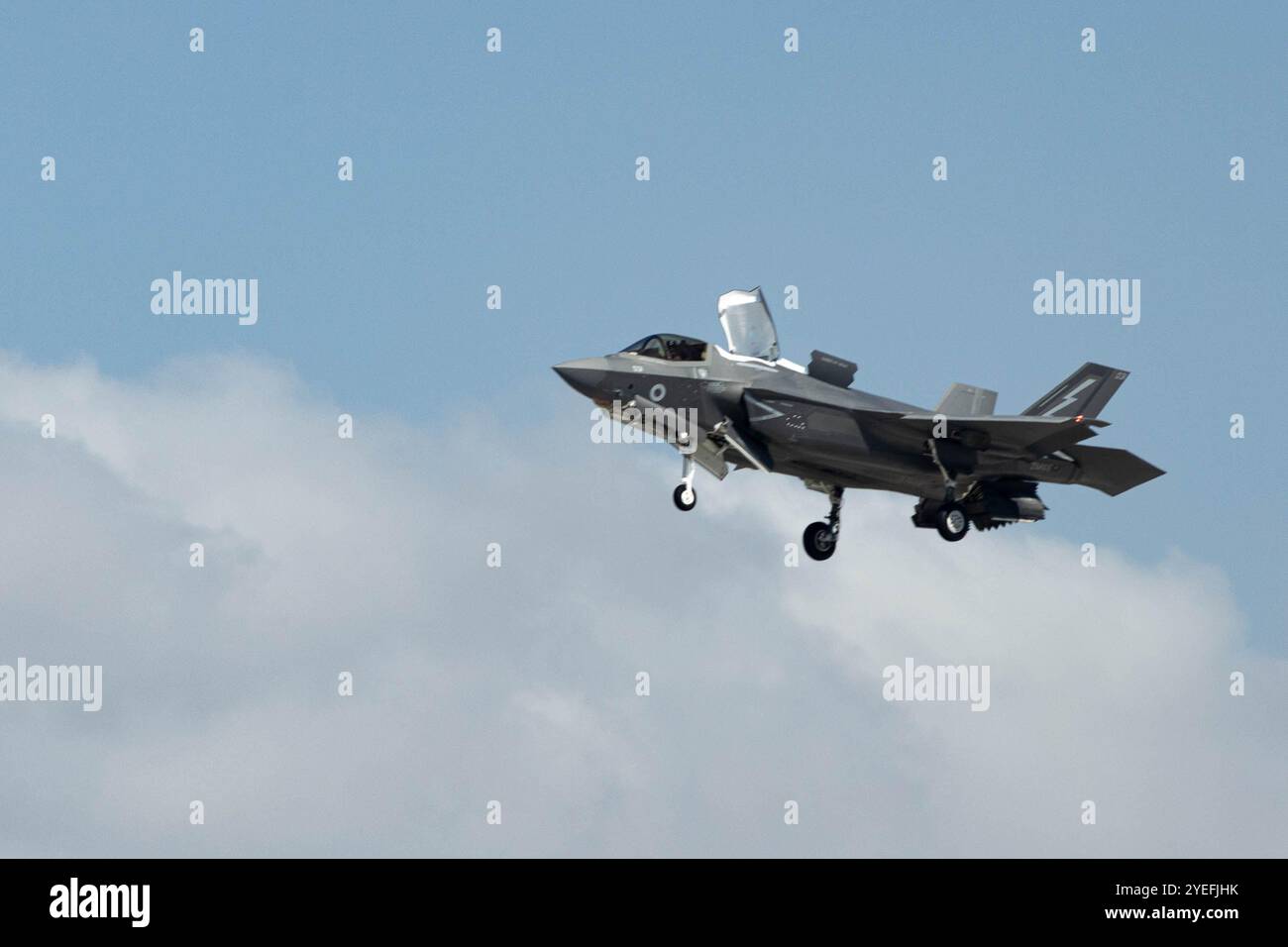 Un F-35B Lightning II con il Ministero della difesa del Regno Unito, XVII test and Evaluation Squadron, si prepara ad atterrare durante la Gray Flag alla Naval base Ventura County, 18 settembre 2024. Gray Flag è un grande evento annuale di test di forza che riunisce la forza congiunta per testare e valutare sistemi multidominio in un ambiente marittimo, garantendo che i combattenti della nostra nazione siano dotati di sistemi efficaci e interoperabili che li aiuteranno a scoraggiare l'aggressione, proteggere la prosperità e la sicurezza della nostra nazione e tornare a casa in modo sicuro alle loro famiglie. (Foto del corpo dei Marines degli Stati Uniti di Lance Cpl. Christian Radosti) Foto Stock