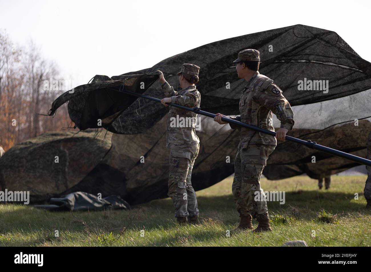 I soldati assegnati al quartier generale e al battaglione del quartier generale, la 10th Mountain Division, installarono una rete mimetica durante un Task Round Robin individuale, il 30 ottobre 2024, a Fort Drum, New York. L'ITRR assicurò che i soldati dell'HHBN fossero equipaggiati con le abilità di sopravvivenza e sostenibilità necessarie per sopportare lunghe operazioni di combattimento su larga scala durante la loro prossima rotazione "Division in the Dirt" al Joint Readiness Training Center di Fort Johnson, Louisiana. (Foto U.S. Army di SPC. Mason Nichols) Foto Stock