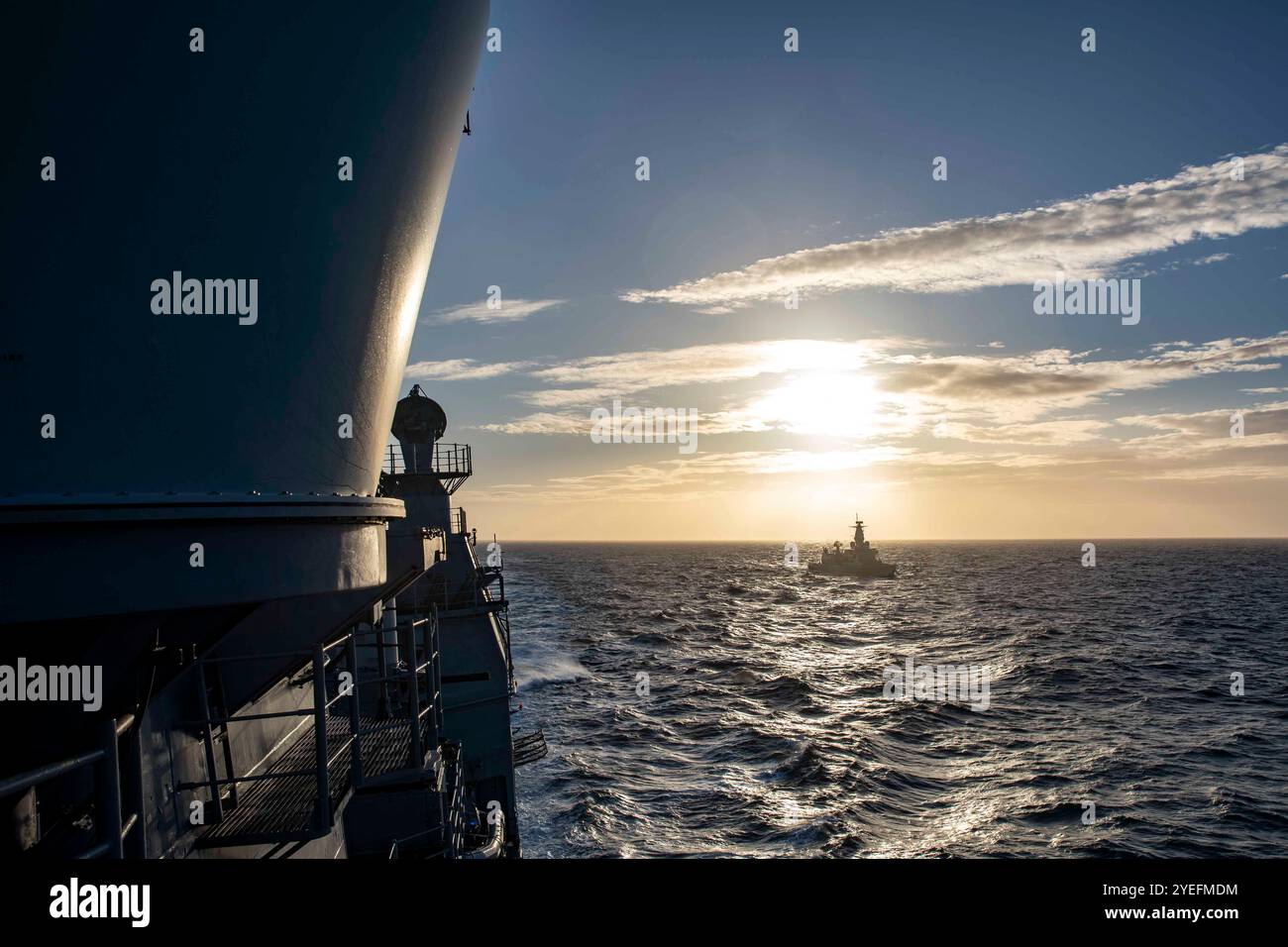 MARE DEL NORD (22 ottobre 2024) l'incrociatore missilistico guidato classe Ticonderoga USS Gettysburg (CG 64) transita nel Mare del Nord con la marina portoghese Frigate NRP D. Francisco de Almeida (F334), annesso al Standing NATO Maritime Group One (SNMG1), 22 ottobre. La USS Gettysburg, assegnata all'Harry S. Truman Carrier Strike Group (HSTCSG), è in uno spiegamento programmato nella sesta area di operazioni della flotta statunitense a supporto delle forze navali USA Europa-Africa per difendere gli interessi degli Stati Uniti, alleati e partner. (Foto della Marina degli Stati Uniti di Kaitlin Young, specialista della comunicazione di massa di seconda classe) Foto Stock