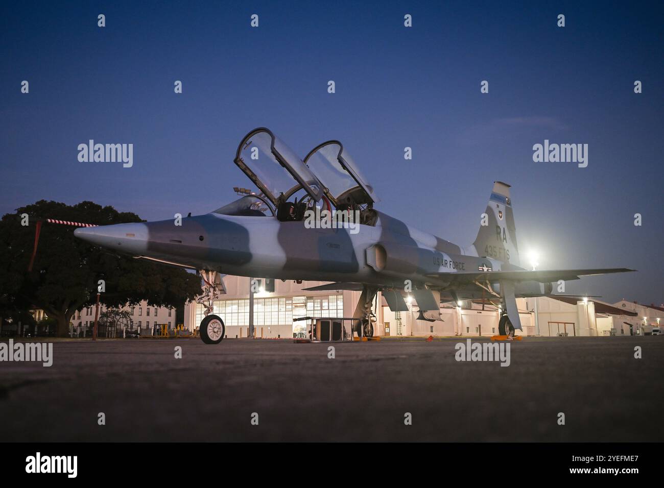 Un T-38 Talon è parcheggiato sulla flightline est prima di un gruppo del 435th Fighter Training Squadron 21 ottobre 2024, presso Joint base San Antonio-Randolph, Texas. Il T-38 Talon è un addestratore supersonico a getto bimotore, ad alta quota, utilizzato in una varietà di ruoli grazie al design, all'economia delle operazioni, alla facilità di manutenzione, alle prestazioni elevate e all'eccezionale livello di sicurezza. Air Education and Training Command è l'utente principale del T-38 per l'addestramento congiunto di piloti specializzati. Anche Air Combat Command, Air Force Materiel Command e National Aeronautics and Space Administration utilizzano Th Foto Stock