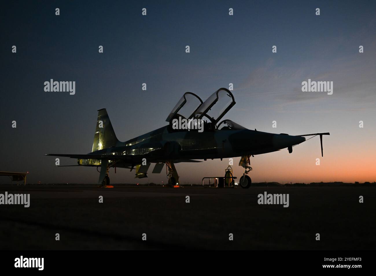 Un T-38 Talon è parcheggiato sulla flightline est prima di un gruppo del 435th Fighter Training Squadron 21 ottobre 2024, presso Joint base San Antonio-Randolph, Texas. Il T-38 Talon è un addestratore supersonico a getto bimotore, ad alta quota, utilizzato in una varietà di ruoli grazie al design, all'economia delle operazioni, alla facilità di manutenzione, alle prestazioni elevate e all'eccezionale livello di sicurezza. Air Education and Training Command è l'utente principale del T-38 per l'addestramento congiunto di piloti specializzati. Anche Air Combat Command, Air Force Materiel Command e National Aeronautics and Space Administration utilizzano Th Foto Stock