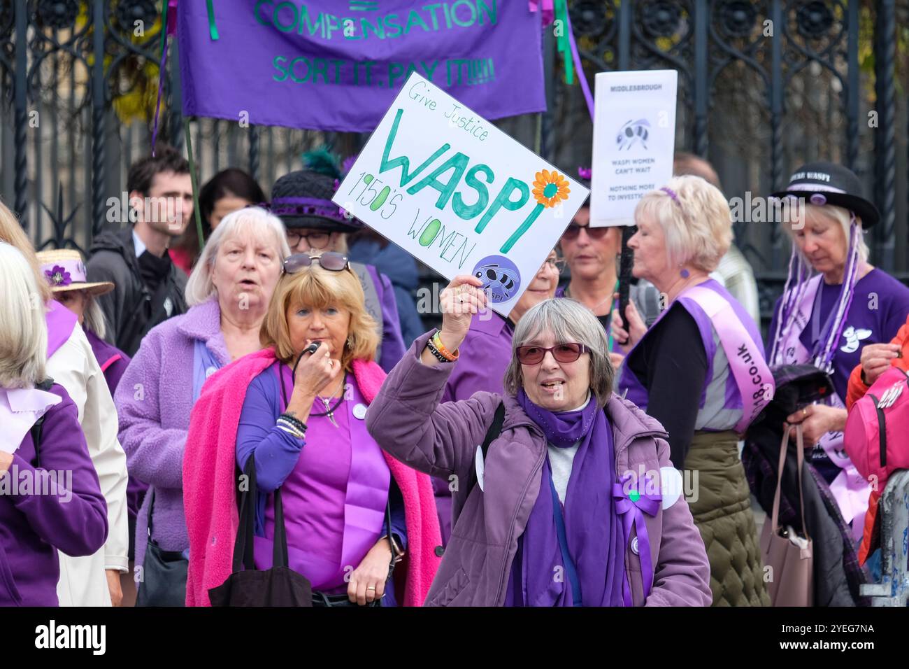 Le donne del WASPI protestano in piazza del Parlamento in occasione del giorno del bilancio chiedendo un equo compenso per le donne nate negli anni '1950 colpite dai cambiamenti dell'età pensionabile statale. Foto Stock