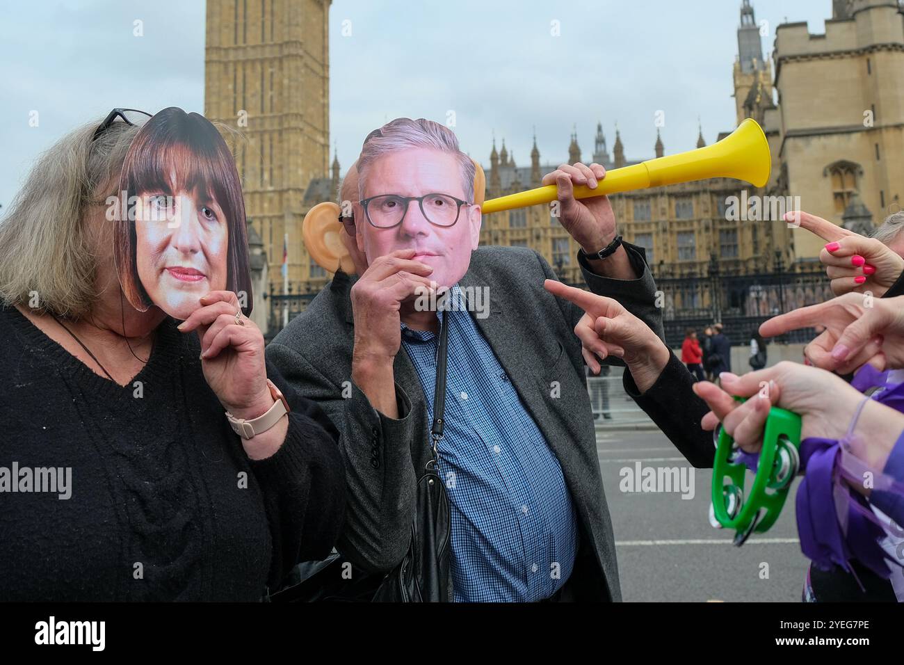 Le donne del WASPI protestano in piazza del Parlamento in occasione del giorno del bilancio chiedendo un equo compenso per le donne nate negli anni '1950 colpite dai cambiamenti dell'età pensionabile statale. Foto Stock