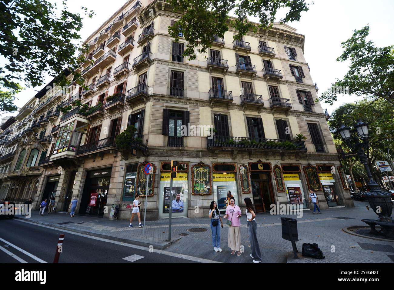 Un bell'edificio sulla Gran via de les Corts Catalanes a Barcellona, Spagna. Foto Stock