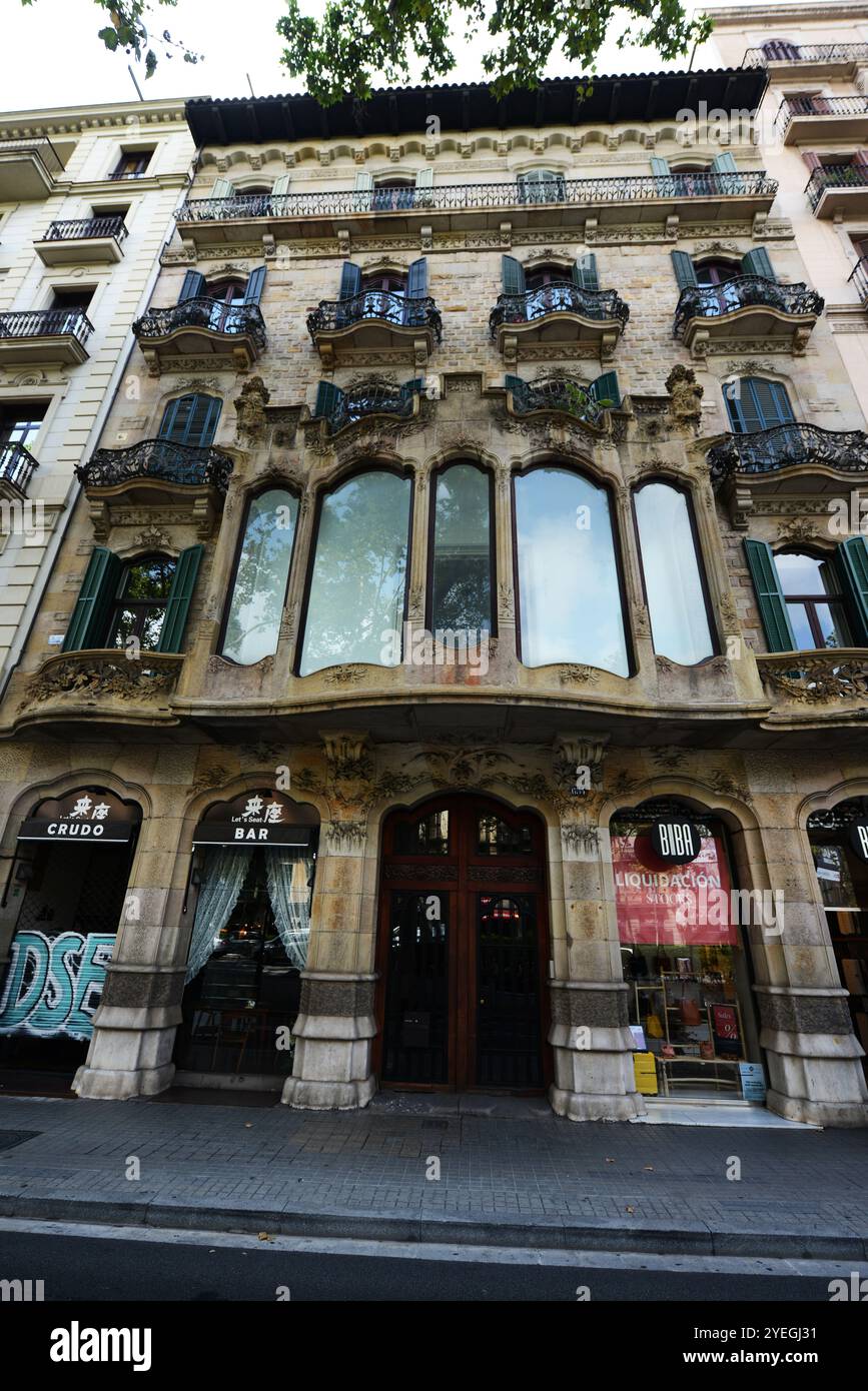 Un bell'edificio vecchio sulla Gran via de les Corts Catalanes a Barcellona, Spagna. Foto Stock