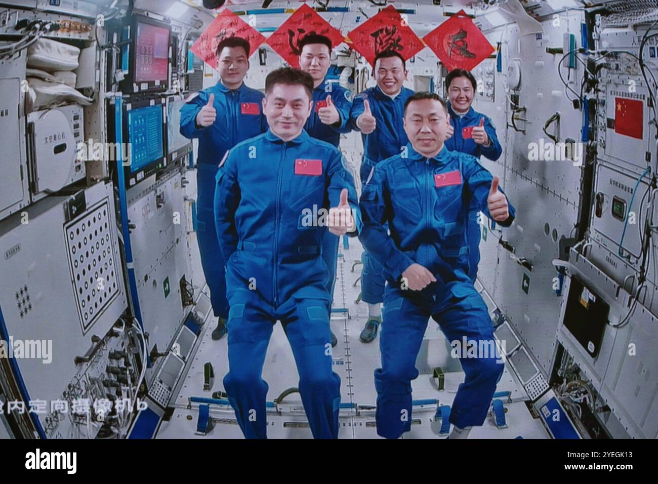 (241031) -- PECHINO, 31 ottobre 2024 (Xinhua) -- questa immagine scattata al Beijing Aerospace Control Center il 30 ottobre 2024 mostra una foto di gruppo dell'equipaggio delle astronavi con equipaggio Shenzhou-18 e Shenzhou-19. I tre astronauti della missione spaziale cinese Shenzhou-19 sono entrati nella stazione spaziale di Tiangong e si sono incontrati con un altro trio di astronauti mercoledì, iniziando un nuovo turno di consegna dell'equipaggio in orbita. L'equipaggio della Shenzhou-18 ha aperto il portello alle 12:51 (ora di Pechino) e ha salutato i nuovi arrivi, secondo la China Manned Space Agency (CMSA). I sei membri dell'equipaggio hanno poi preso il pictur di gruppo Foto Stock