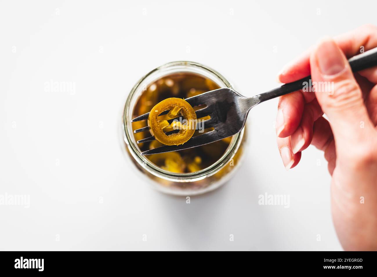 primo piano di pantry, jalapeno sottaceto in vaso di vetro trasparente girato dall'alto Foto Stock primo piano di pantry, jalapeno sottaceto in vaso di vetro trasparente girato dall'alto Foto Stock