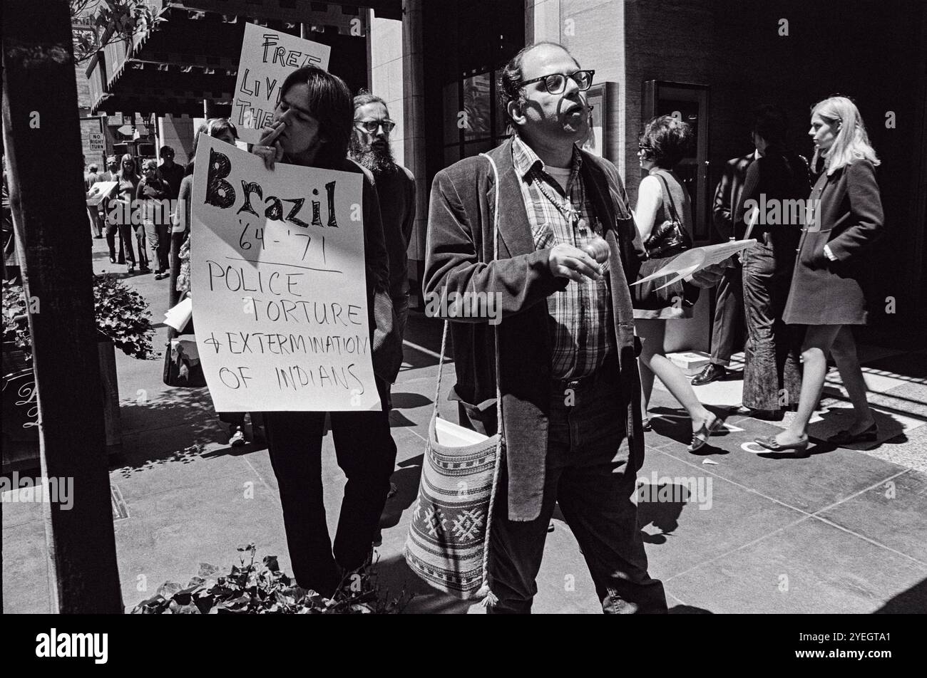 San Francisco, California: 1971 Allen Ginsberg con i membri del Julian Theater intorno a Union Square. Stavano manifestando contro gli arresti dei membri della Living Theater Company in Brasile Foto Stock