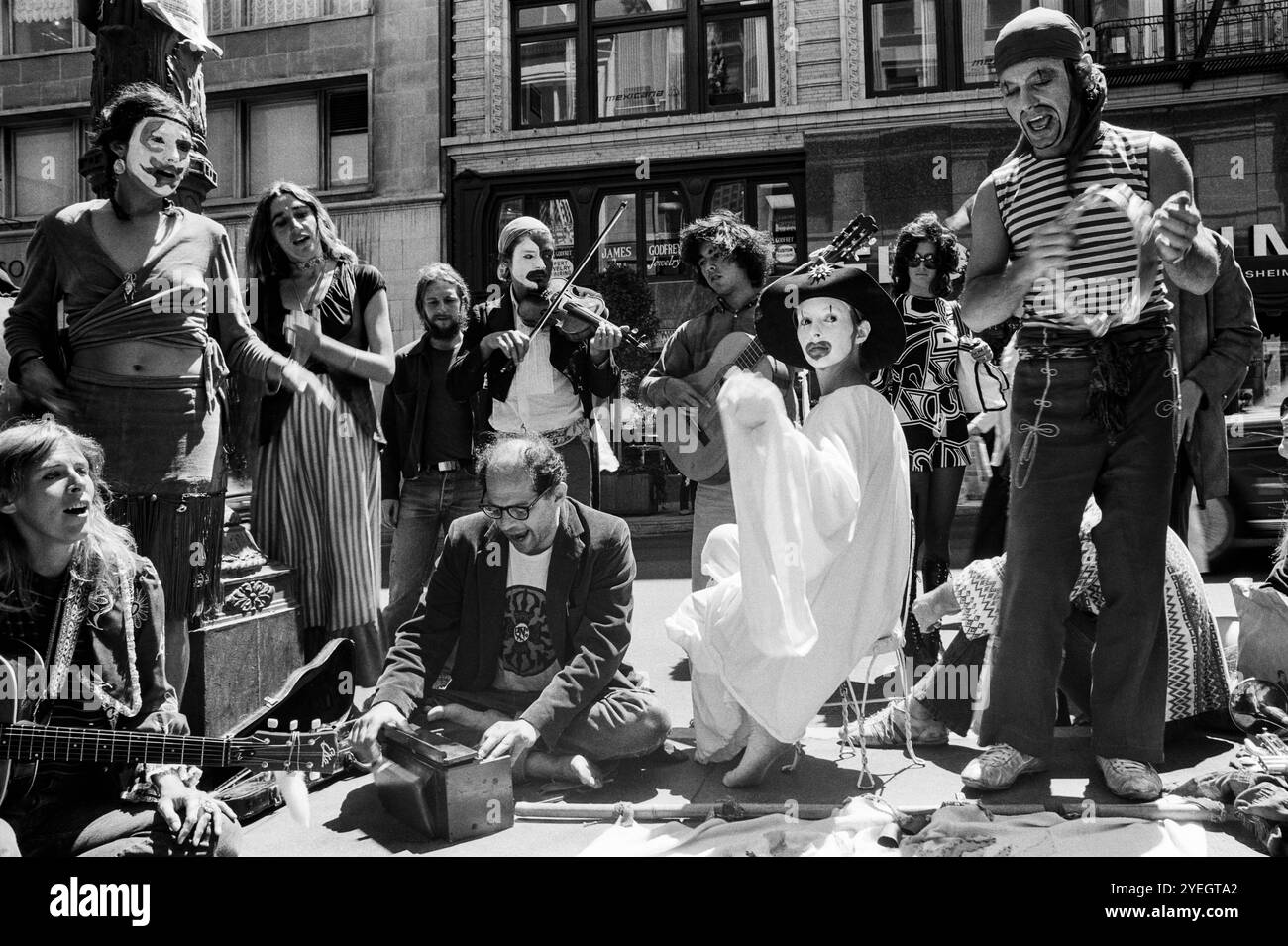 San Francisco, California: 1971 Allen Ginsberg, seduto a terra al centro, con i membri del Julian Theater. Stavano manifestando contro gli arresti dei membri della Living Theater Company in Brasile. Foto Stock