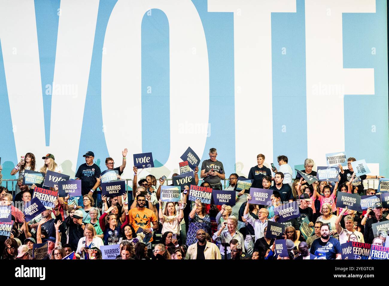 Harrisburg, Stati Uniti. 30 ottobre 2024. Gente che tiene i cartelli per uscire dalla manifestazione di voto al Pennsylvania Farm Show Complex di Harrisburg, Pennsylvania. (Foto di Michael Brochstein/Sipa USA) credito: SIPA USA/Alamy Live News Foto Stock