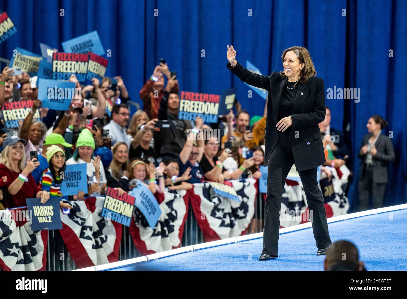 Harrisburg, Pennsylvania, Stati Uniti. 30 ottobre 2024. La Vice Presidente KAMALA HARRIS saluta la gente ad una manifestazione di voto al Pennsylvania Farm Show Complex di Harrisburg, Pennsylvania. (Credit Image: © Michael Brochstein/ZUMA Press Wire) SOLO PER USO EDITORIALE! Non per USO commerciale! Foto Stock