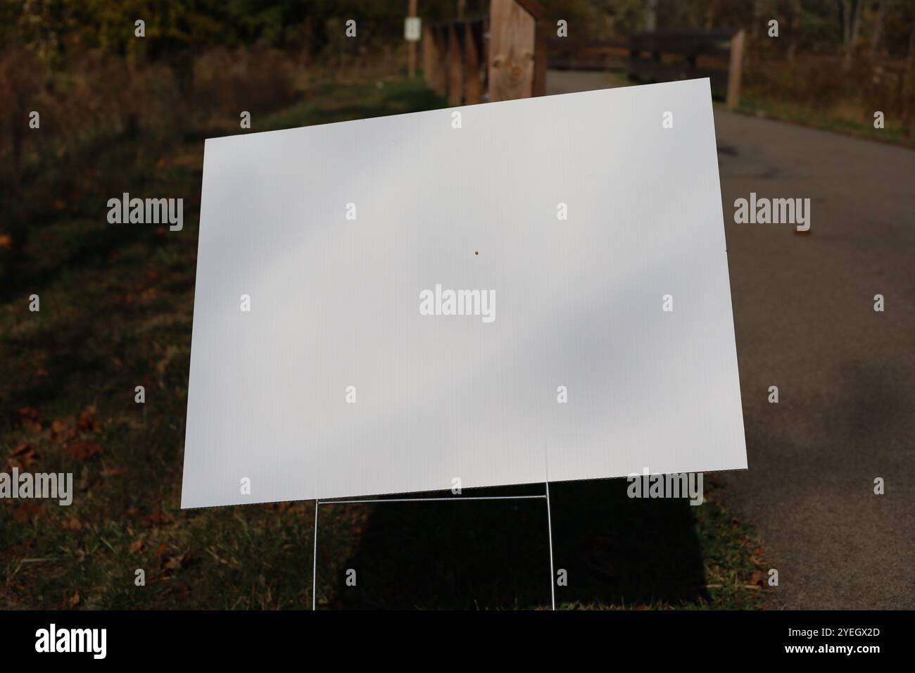 Parcheggio vuoto per l'accesso bianco per la copia e aggiungere il proprio testo Foto Stock