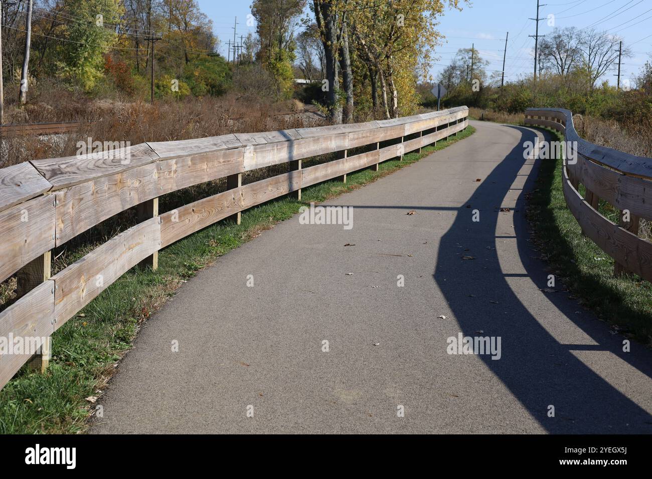Percorso pedonale curvo e pista ciclabile nelle giornate di sole Foto Stock
