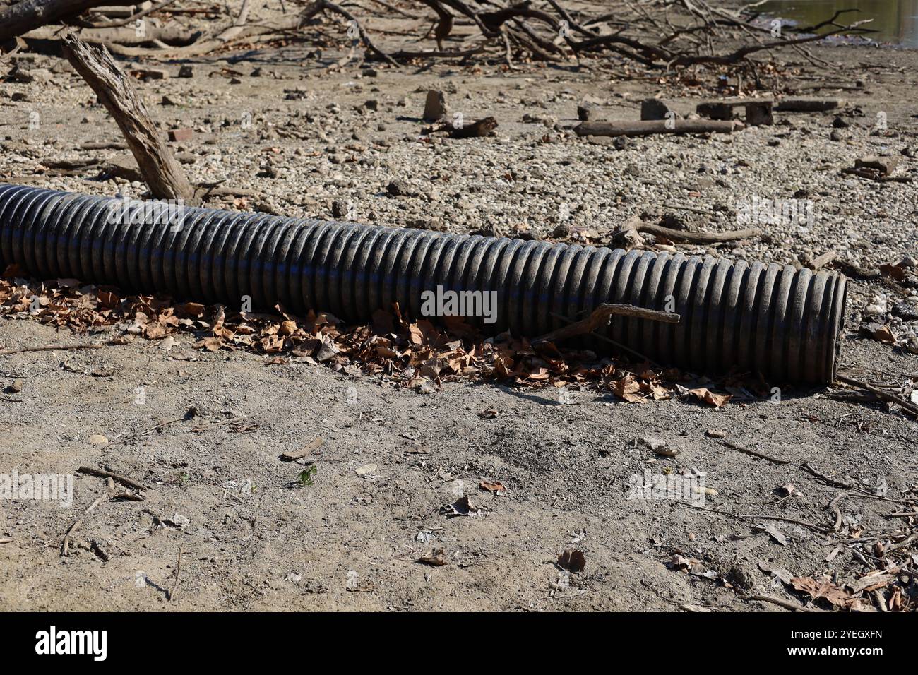 Tubo di drenaggio delle acque reflue in plastica ondulata su terreno asciutto Foto Stock