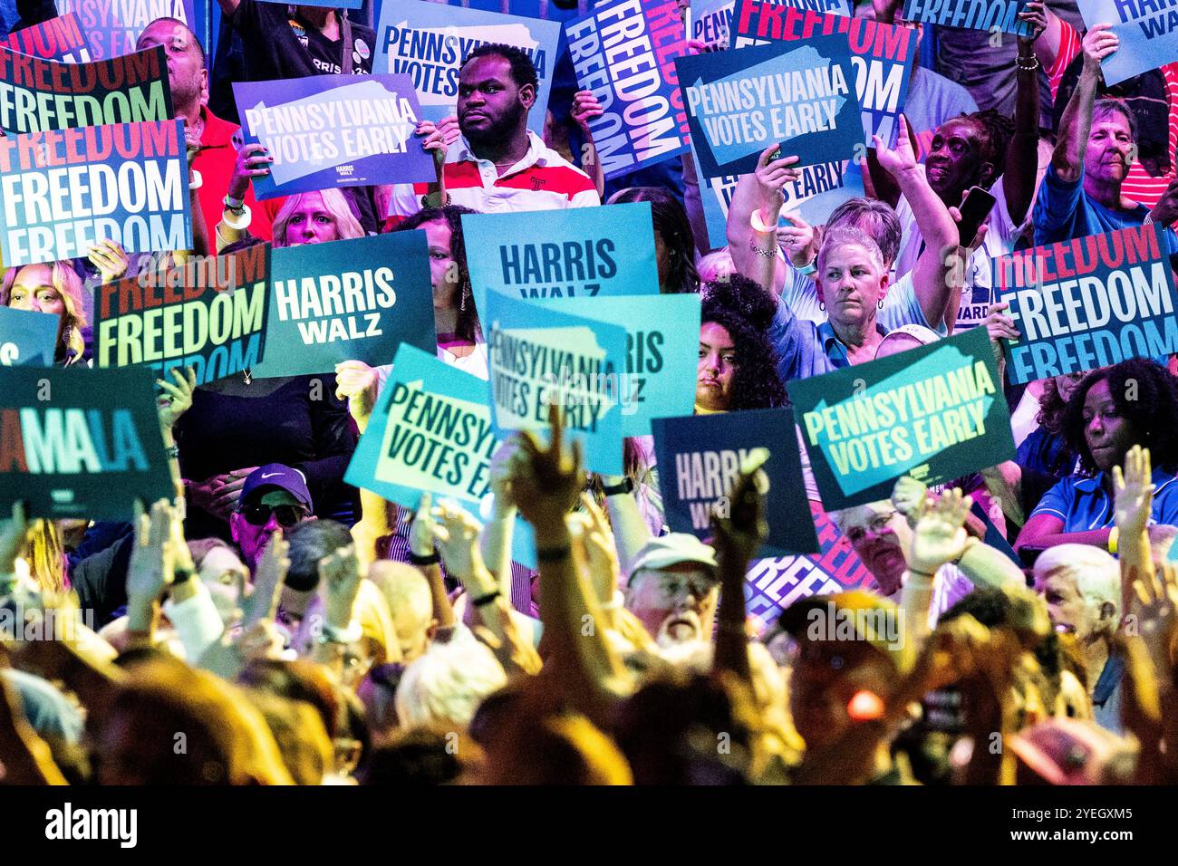 Harrisburg, Stati Uniti. 30 ottobre 2024. Gente che tiene i cartelli per uscire dalla manifestazione di voto al Pennsylvania Farm Show Complex di Harrisburg, Pennsylvania. Credito: SOPA Images Limited/Alamy Live News Foto Stock