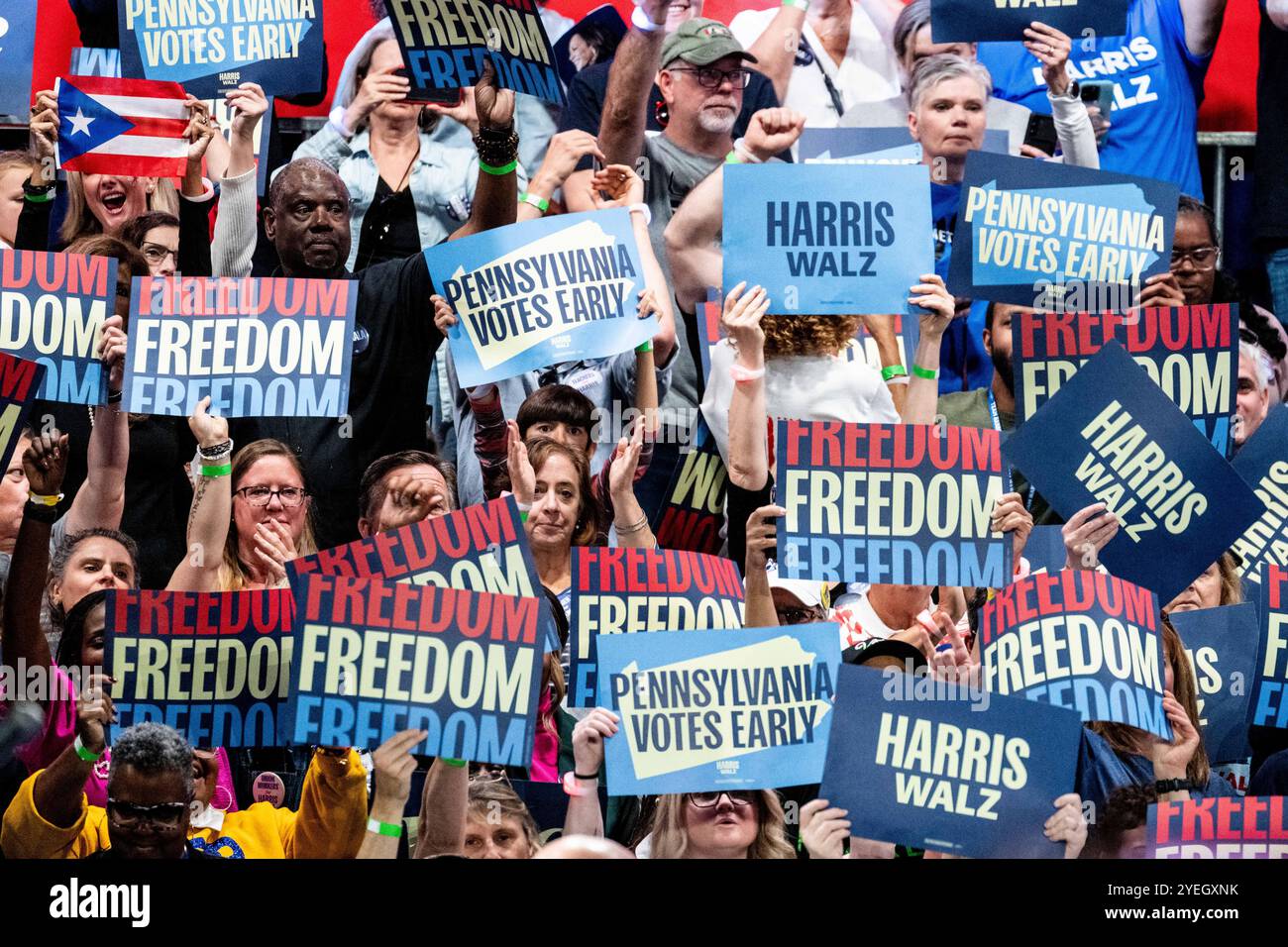 Harrisburg, Stati Uniti. 30 ottobre 2024. Gente che tiene i cartelli per uscire dalla manifestazione di voto al Pennsylvania Farm Show Complex di Harrisburg, Pennsylvania. Credito: SOPA Images Limited/Alamy Live News Foto Stock