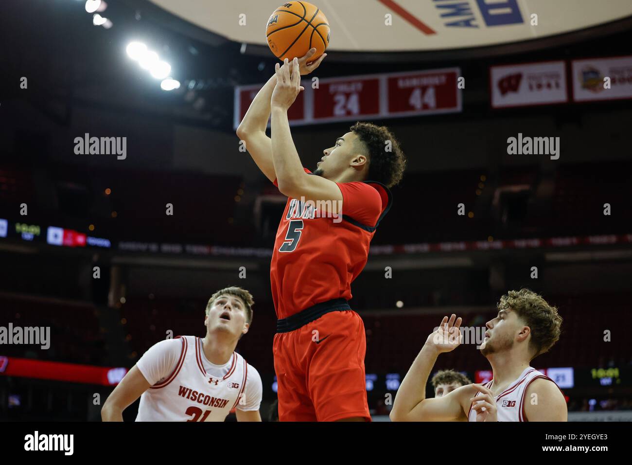 Madison, WISCONSIN, Stati Uniti. 30 ottobre 2024. Regan Merritt (5), guardia Falcons della University of Wisconsin-River Falls, fa un salto durante la partita di basket NCAA tra la University of Wisconsin-River Falls Falcons e i Wisconsin Badgers al Kohl Center di Madison, WISCONSIN. Darren Lee/CSM/Alamy Live News Foto Stock