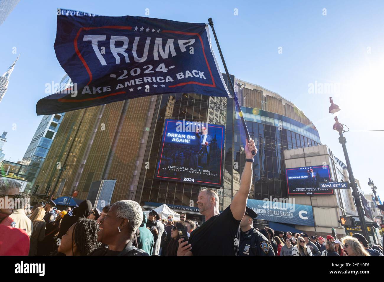 I sostenitori di Donald Trump aspettano in fila di vederlo durante una manifestazione elettorale al Madison Square Garden di New York il 27 ottobre 2024. Foto Stock