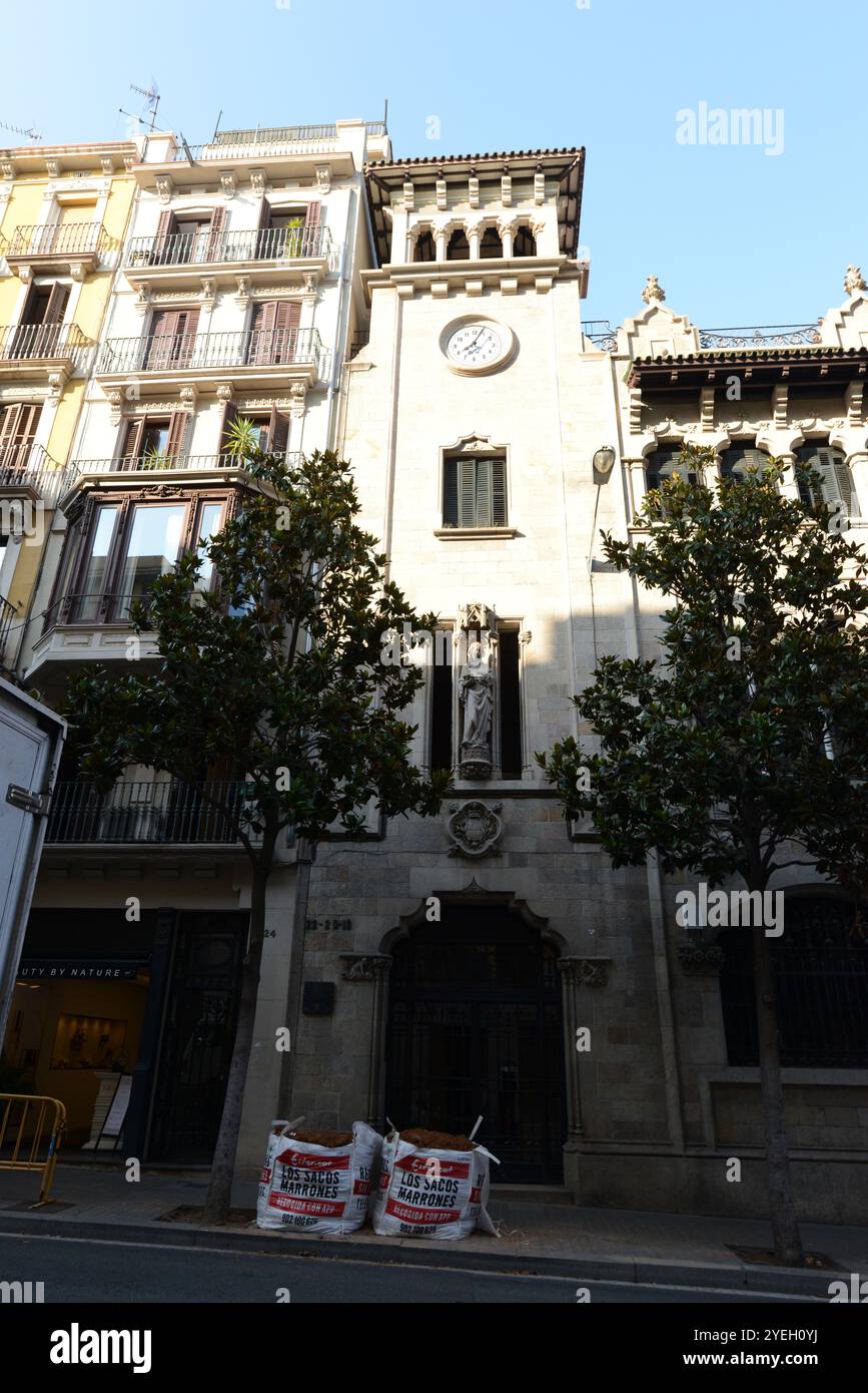 Splendidi edifici lungo la Carrer Gran de Gràcia a Barcellona, Spagna. Foto Stock