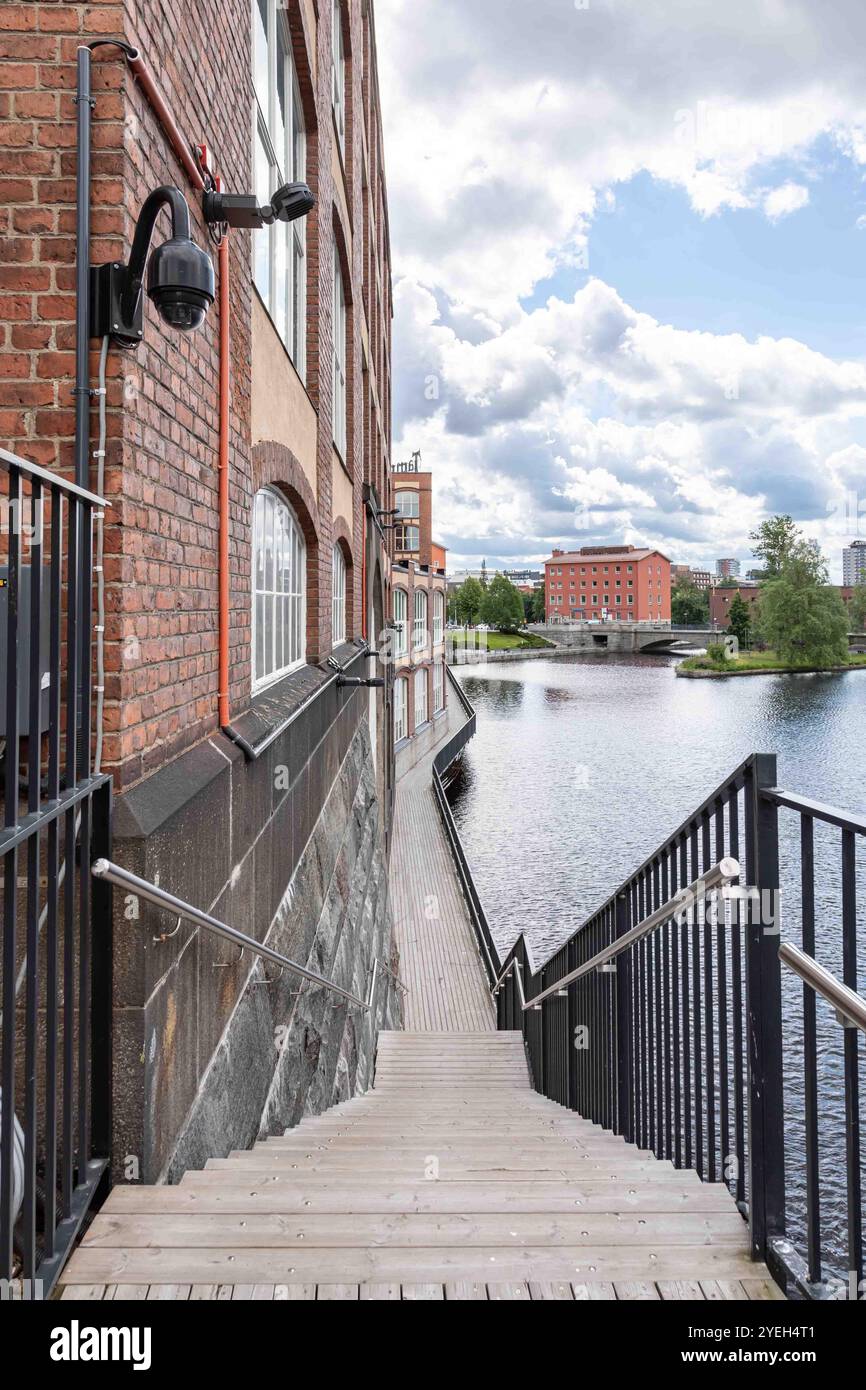 Passerella e scalinata dell'ex edificio industriale di Tampella a Tampere, Finlandia Foto Stock