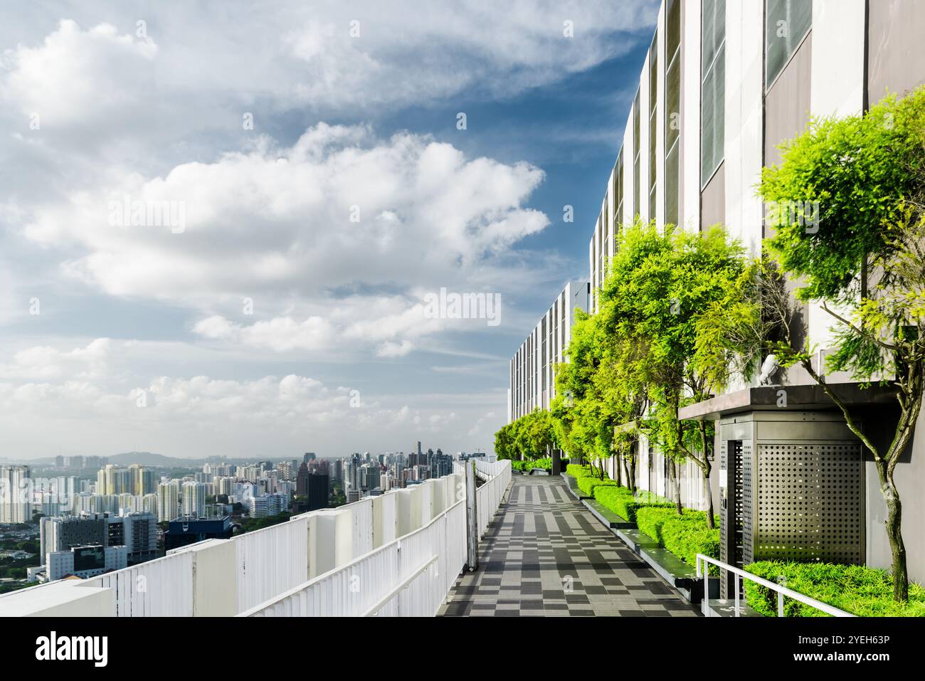 Giardino sul tetto di Singapore. Terrazza panoramica all'aperto con parco Foto Stock