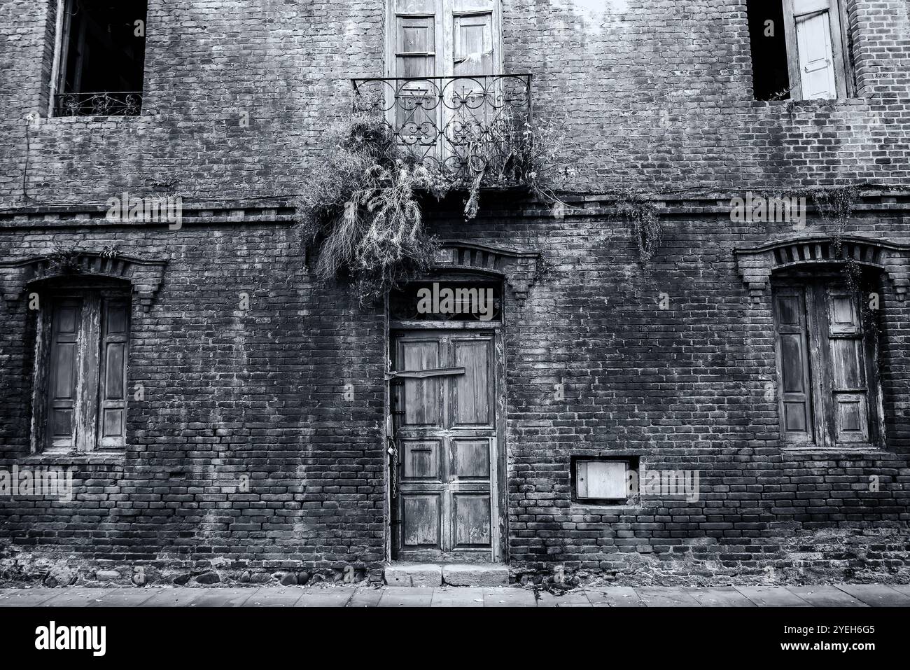 Dettagli della vecchia facciata abbandonata, rovina e distruzione Foto Stock