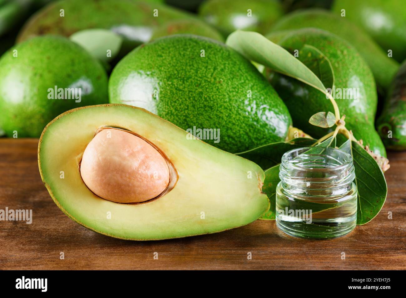 Avocado verde maturo fresco e olio di avocado naturale. Centro benessere Foto Stock
