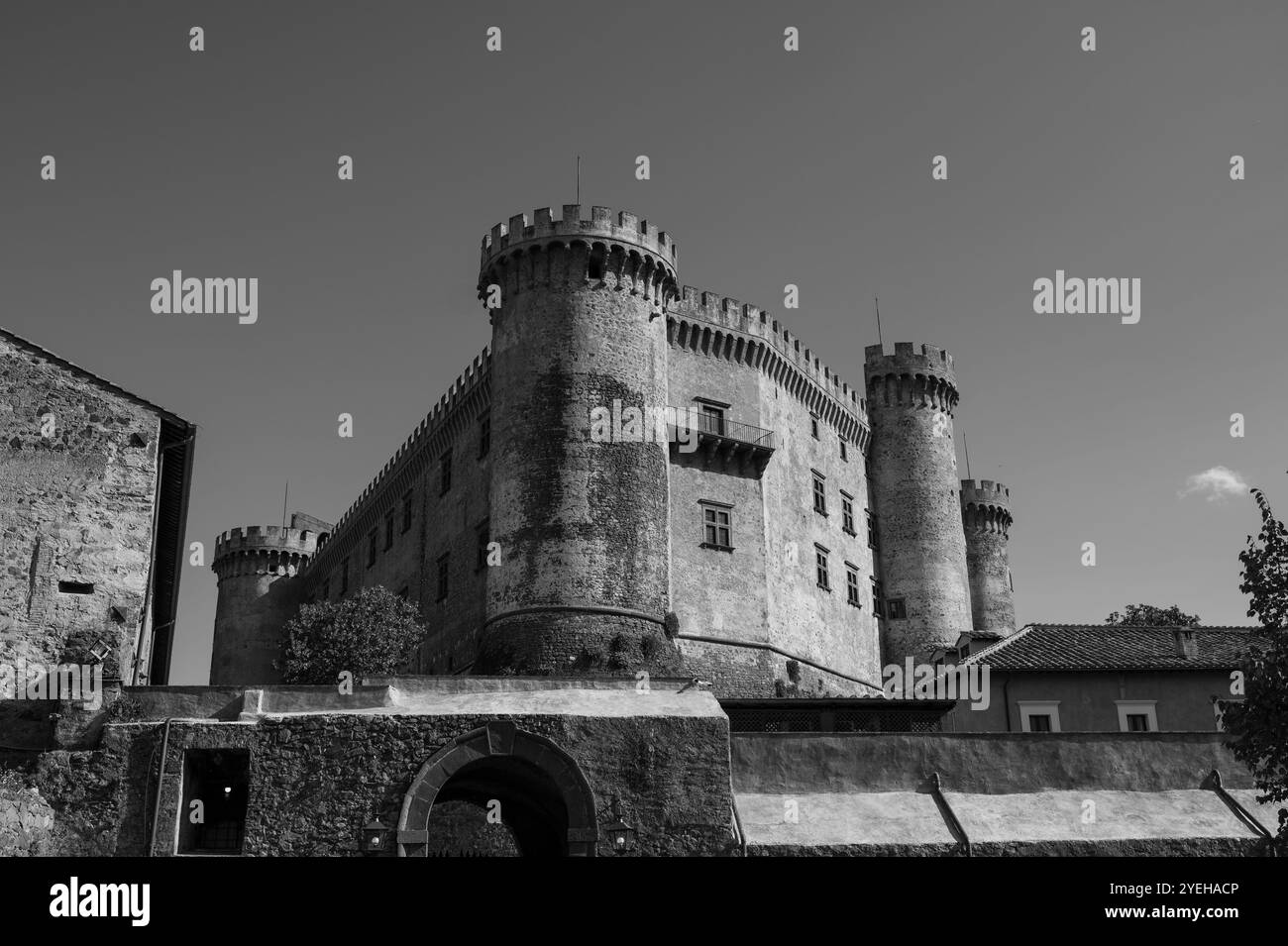 Si trova nel comune di Bracciano e risale al XV secolo. Composto da tre cerchi di mura esterne, ha cinque torri, sopra Foto Stock Si trova nel comune di Bracciano e risale al XV secolo. Composto da tre cerchi di mura esterne, ha cinque torri, sopra Foto Stock