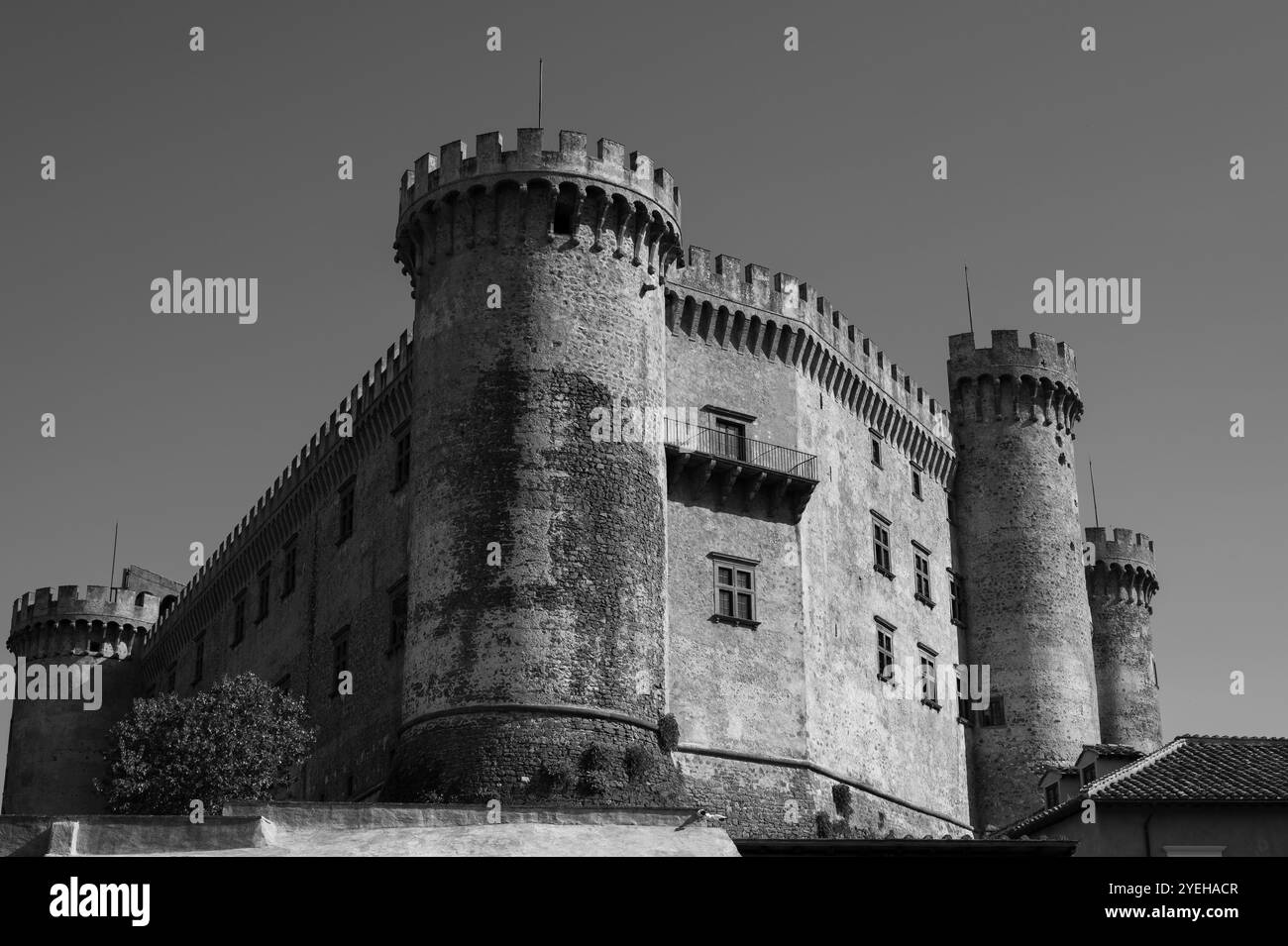 Si trova nel comune di Bracciano e risale al XV secolo. Composto da tre cerchi di mura esterne, ha cinque torri, sopra Foto Stock Si trova nel comune di Bracciano e risale al XV secolo. Composto da tre cerchi di mura esterne, ha cinque torri, sopra Foto Stock