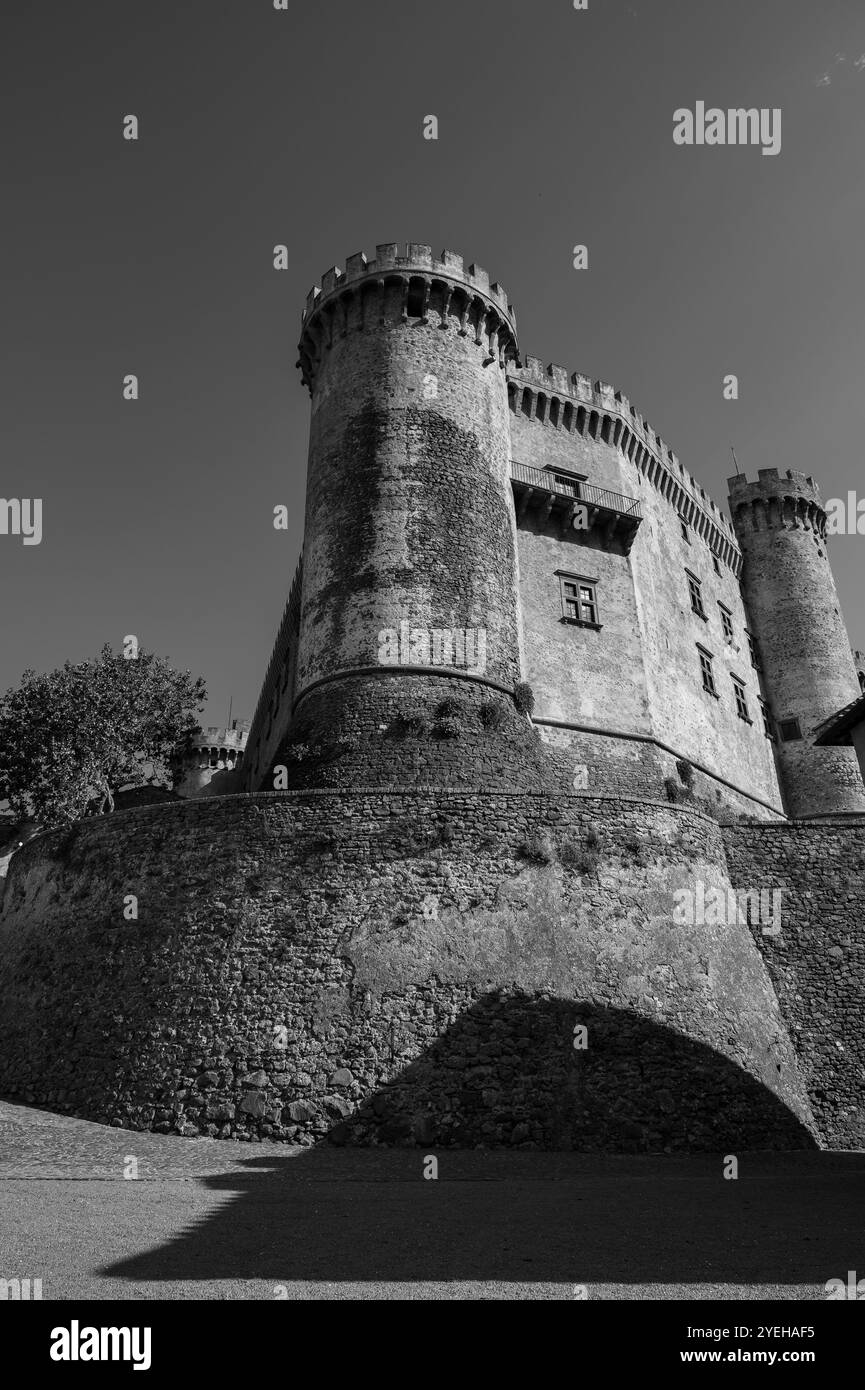 Si trova nel comune di Bracciano e risale al XV secolo. Composto da tre cerchi di mura esterne, ha cinque torri, sopra Foto Stock Si trova nel comune di Bracciano e risale al XV secolo. Composto da tre cerchi di mura esterne, ha cinque torri, sopra Foto Stock