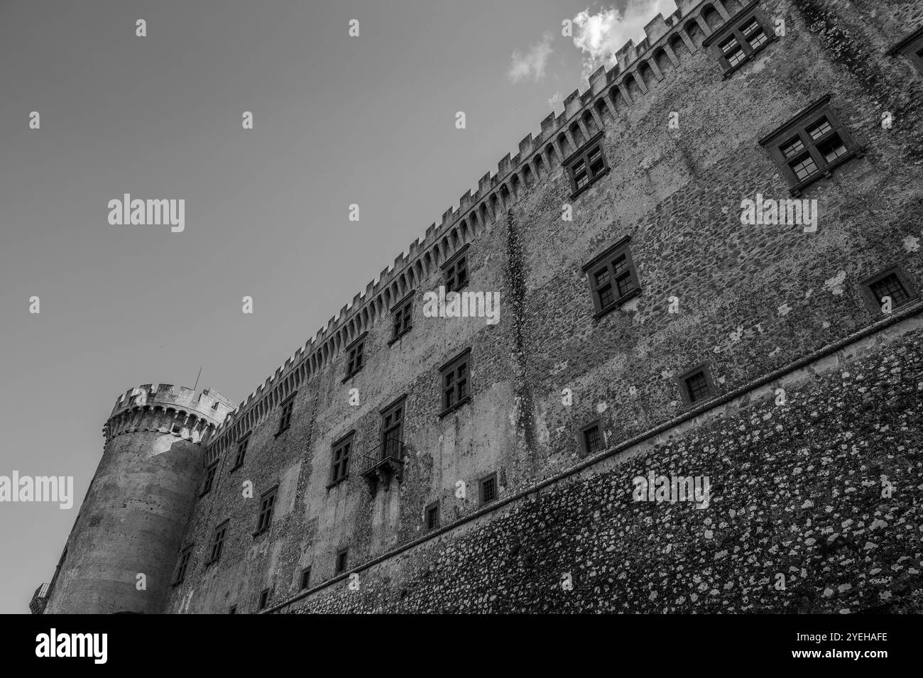 Si trova nel comune di Bracciano e risale al XV secolo. Composto da tre cerchi di mura esterne, ha cinque torri, sopra Foto Stock Si trova nel comune di Bracciano e risale al XV secolo. Composto da tre cerchi di mura esterne, ha cinque torri, sopra Foto Stock
