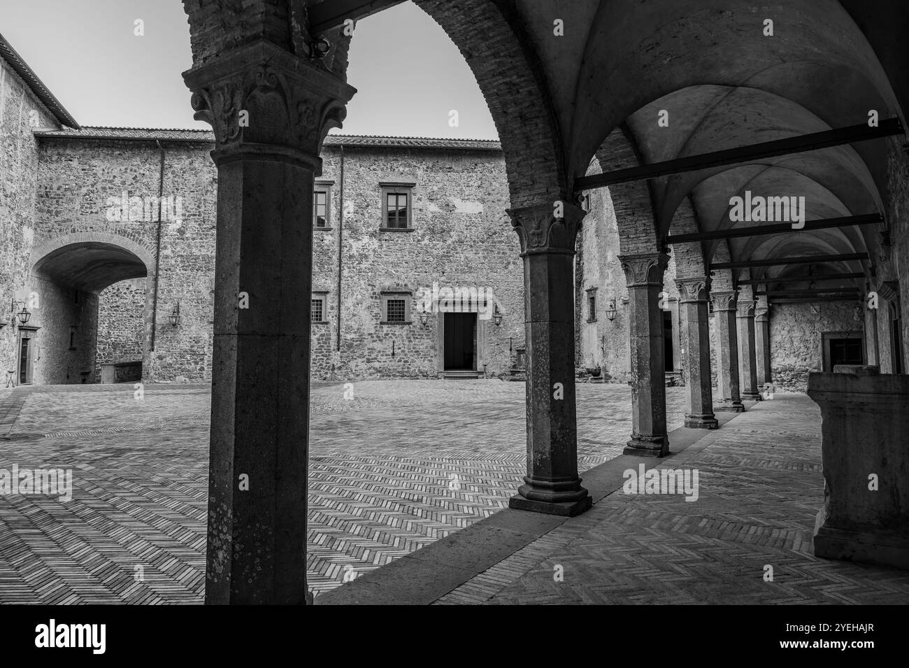 Si trova nel comune di Bracciano e risale al XV secolo. Composto da tre cerchi di mura esterne, ha cinque torri, sopra Foto Stock Si trova nel comune di Bracciano e risale al XV secolo. Composto da tre cerchi di mura esterne, ha cinque torri, sopra Foto Stock