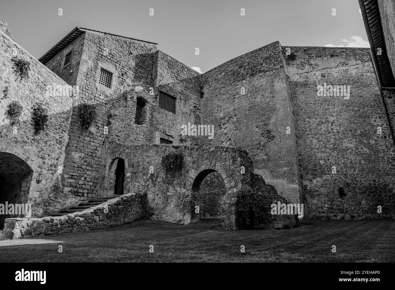Si trova nel comune di Bracciano e risale al XV secolo. Composto da tre cerchi di mura esterne, ha cinque torri, sopra Foto Stock Si trova nel comune di Bracciano e risale al XV secolo. Composto da tre cerchi di mura esterne, ha cinque torri, sopra Foto Stock
