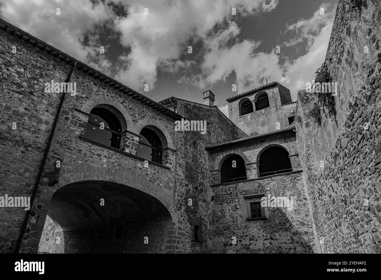 Si trova nel comune di Bracciano e risale al XV secolo. Composto da tre cerchi di mura esterne, ha cinque torri, sopra Foto Stock Si trova nel comune di Bracciano e risale al XV secolo. Composto da tre cerchi di mura esterne, ha cinque torri, sopra Foto Stock