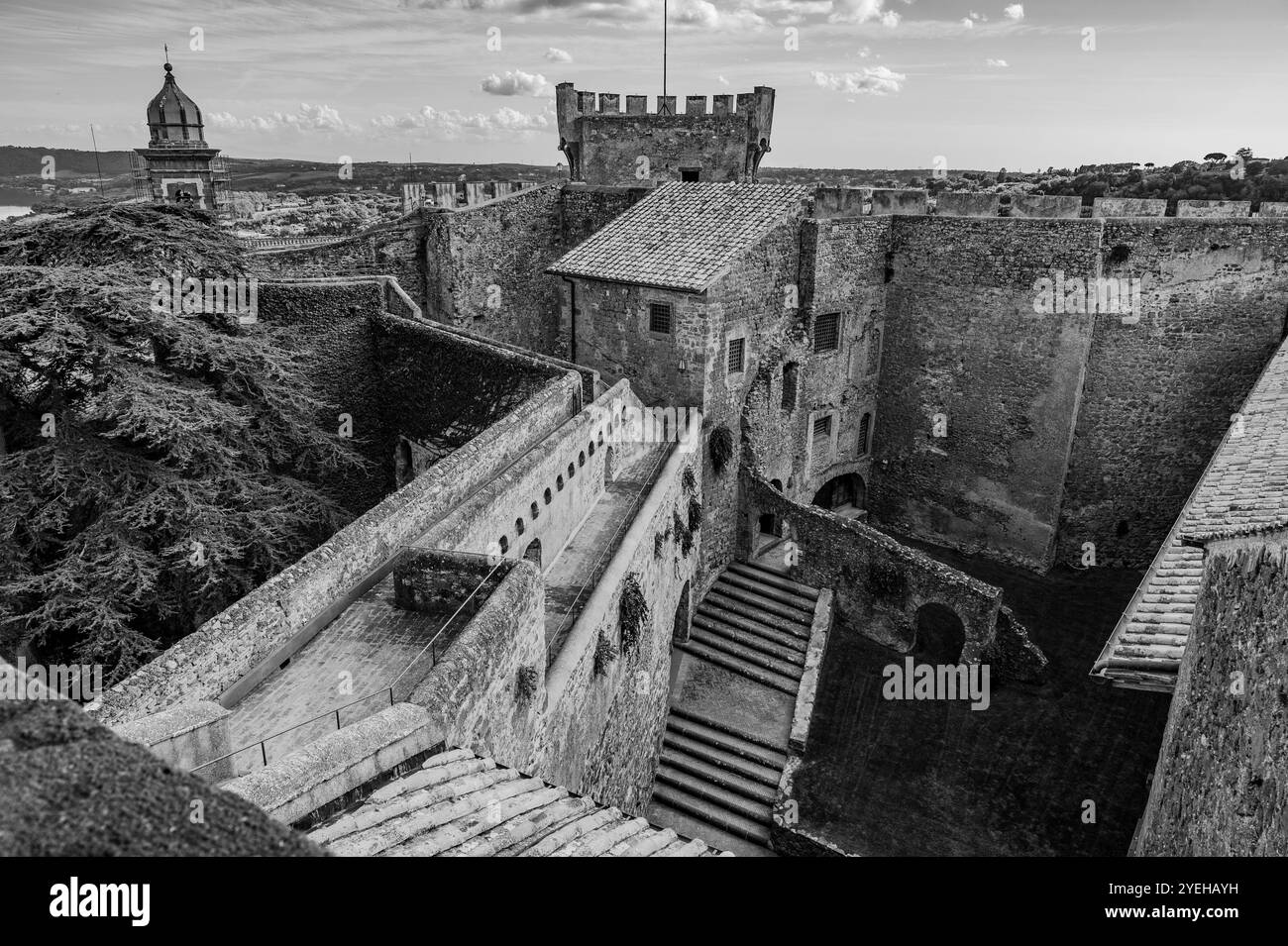 Si trova nel comune di Bracciano e risale al XV secolo. Composto da tre cerchi di mura esterne, ha cinque torri, sopra Foto Stock Si trova nel comune di Bracciano e risale al XV secolo. Composto da tre cerchi di mura esterne, ha cinque torri, sopra Foto Stock