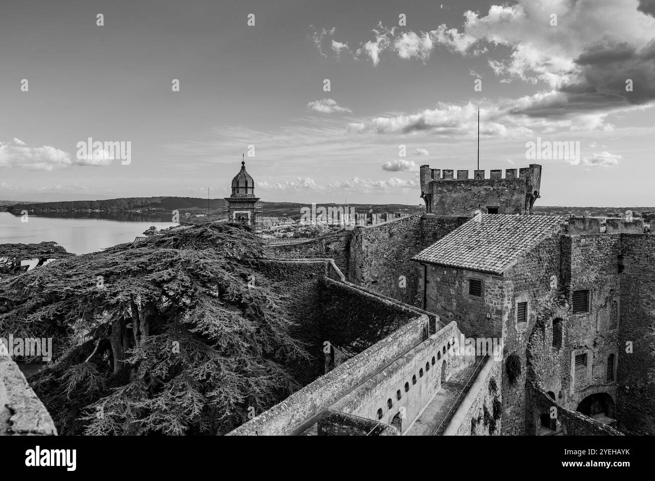 Si trova nel comune di Bracciano e risale al XV secolo. Composto da tre cerchi di mura esterne, ha cinque torri, sopra Foto Stock Si trova nel comune di Bracciano e risale al XV secolo. Composto da tre cerchi di mura esterne, ha cinque torri, sopra Foto Stock