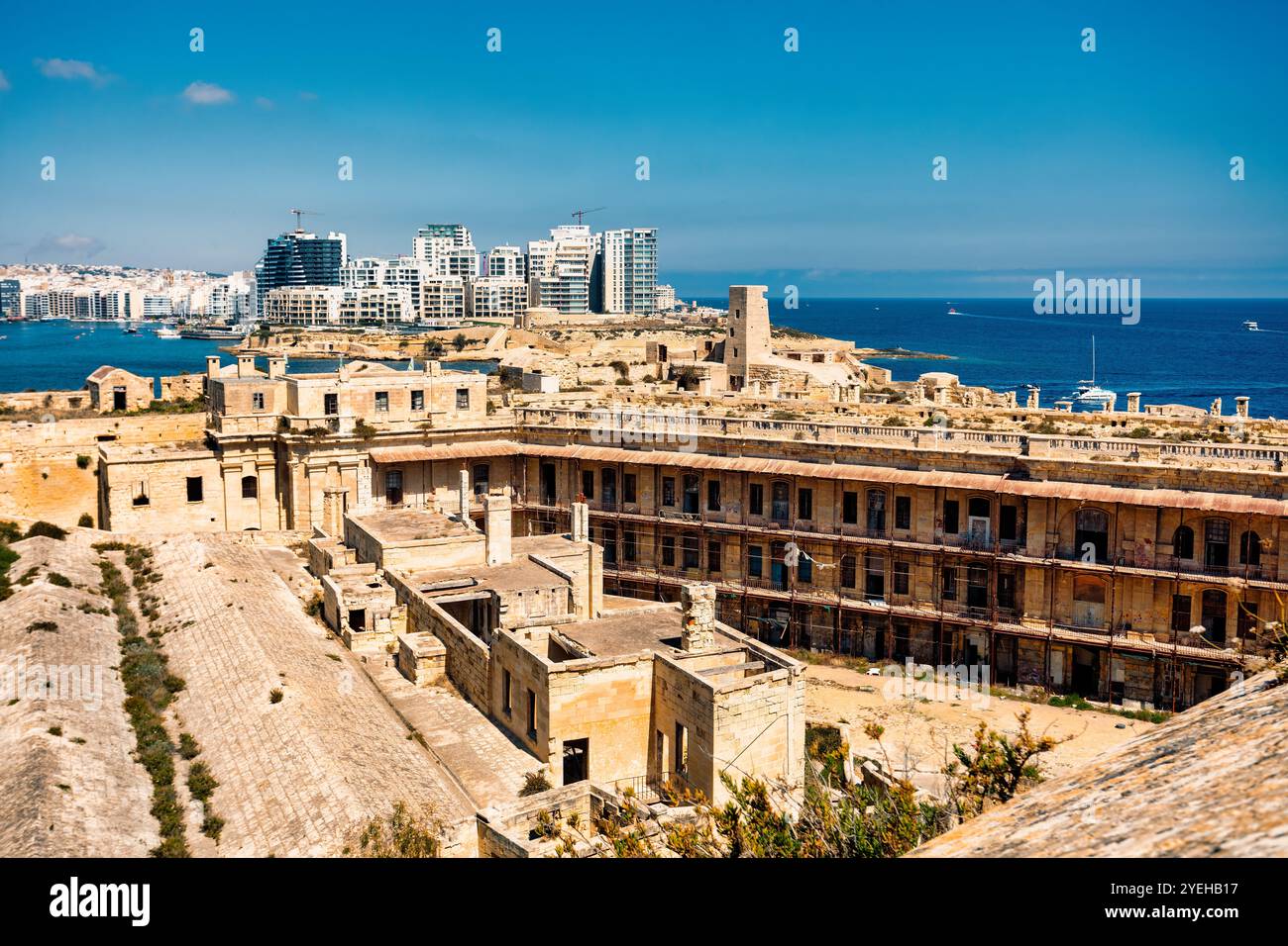 Fort Saint Elmo, iconico bastione del XVI secolo a guardia dell'ingresso ai porti di la Valletta, un simbolo della resistenza di Malta contro gli invasori durante tutto il giorno Foto Stock