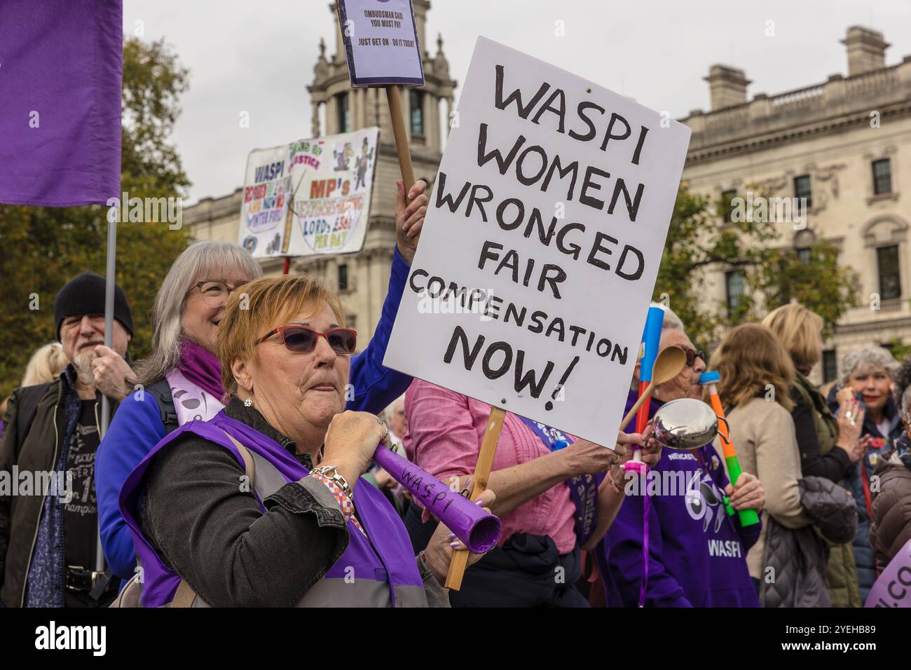 Westminister, Londra, Regno Unito, ottobre 30 2024, WASPI donne che manifestano in occasione del budget Day fuori dalle camere del Parlamento, sulla mancanza di un compenso Foto Stock
