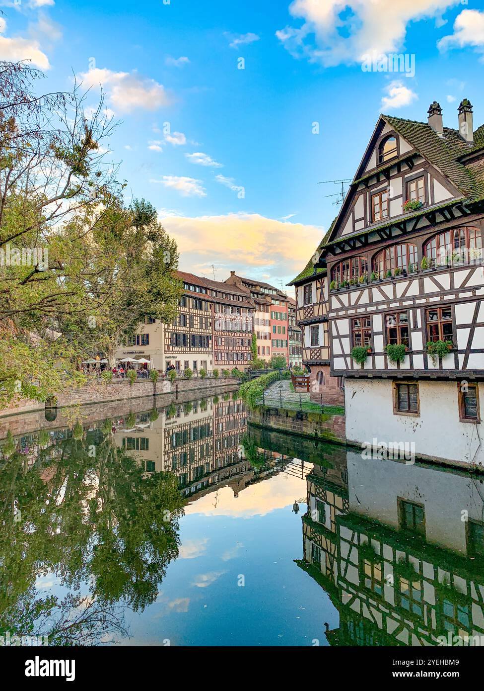 Storica e panoramica casa in legno con riflessi sui canali di Strasburgo, Francia Foto Stock