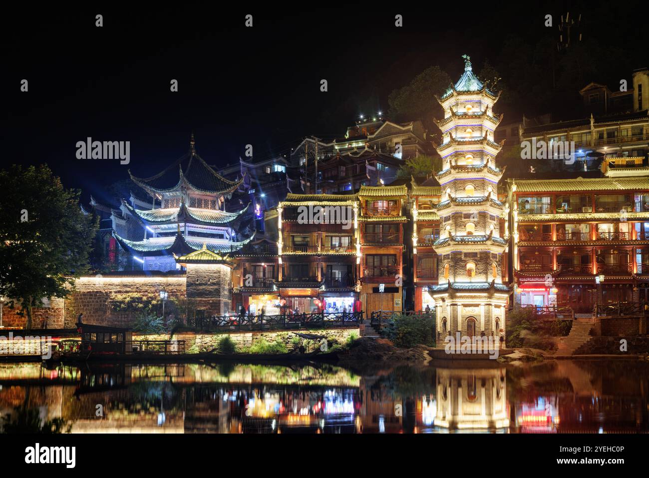 Vista panoramica notturna della Pagoda di Wanming, città antica di Phoenix Foto Stock