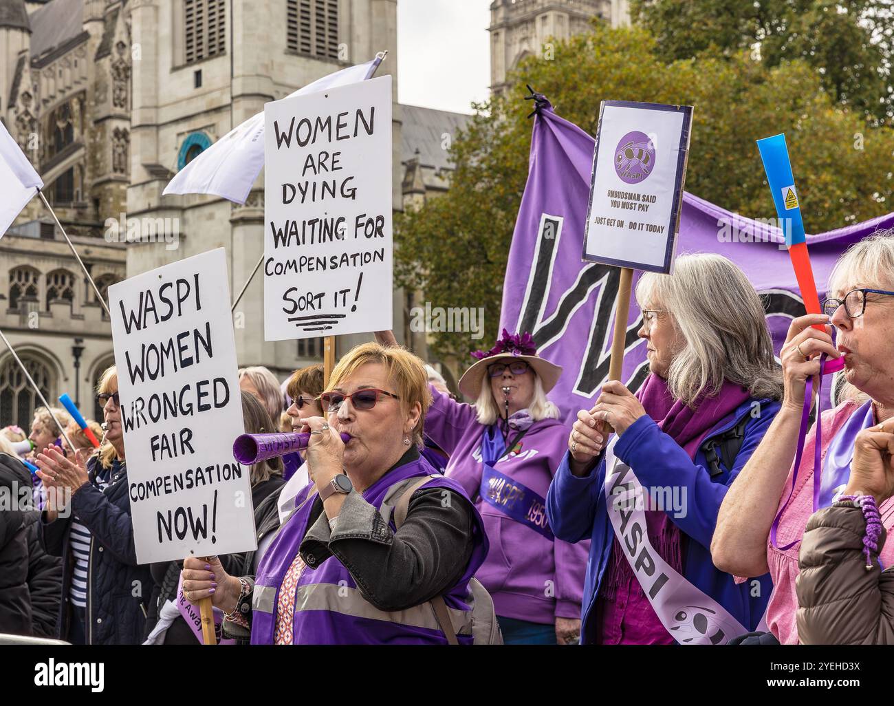 Westminister, Londra, Regno Unito, ottobre 30 2024, WASPI Women, 3, dimostrando il giorno del bilancio fuori dalle camere del Parlamento, sulla mancanza di compensazione Foto Stock