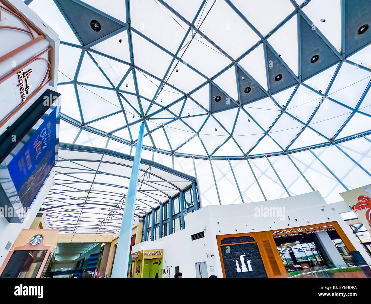 Abu Dhabi, Emirati Arabi Uniti. 5 maggio 2024: Ferrari e Warner Bros Parco divertimenti Studios. Foto Stock