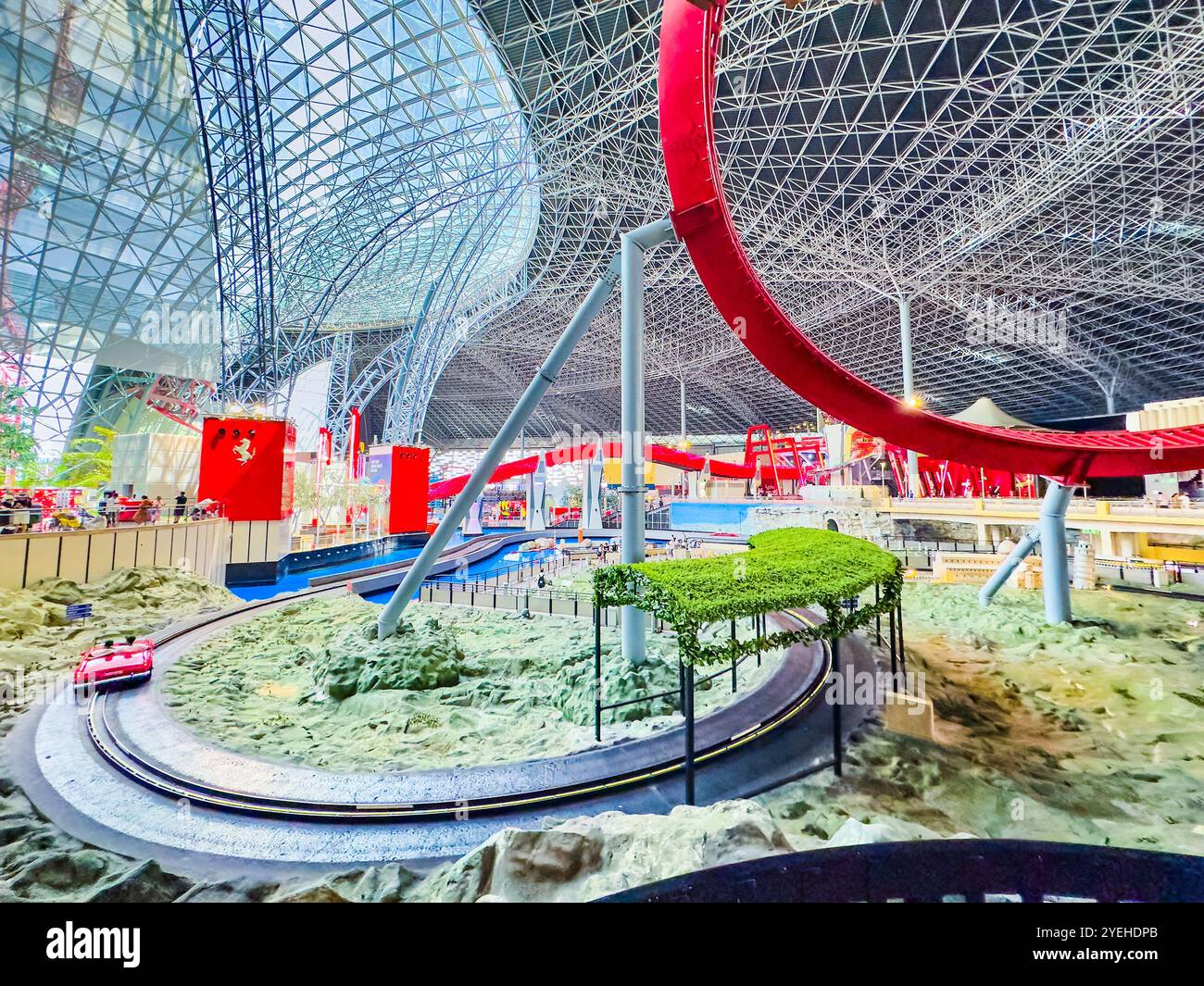 Abu Dhabi, Emirati Arabi Uniti. 5 maggio 2024: Ferrari e Warner Bros Parco divertimenti Studios. Foto Stock