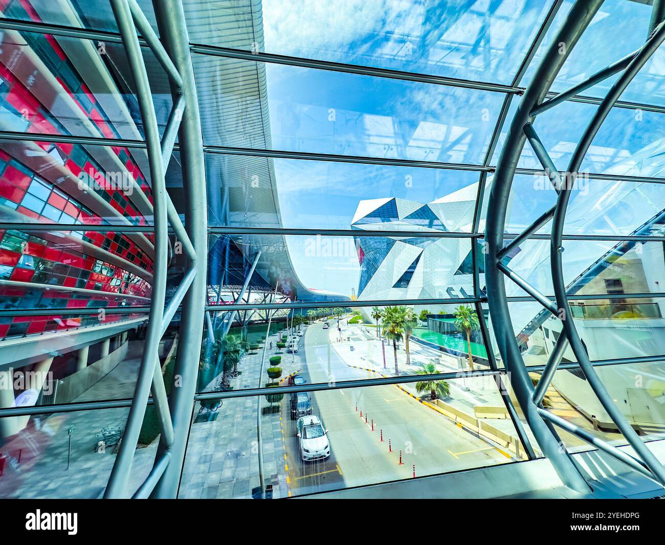 Abu Dhabi, Emirati Arabi Uniti. 5 maggio 2024: Ferrari e Warner Bros Parco divertimenti Studios. Foto Stock