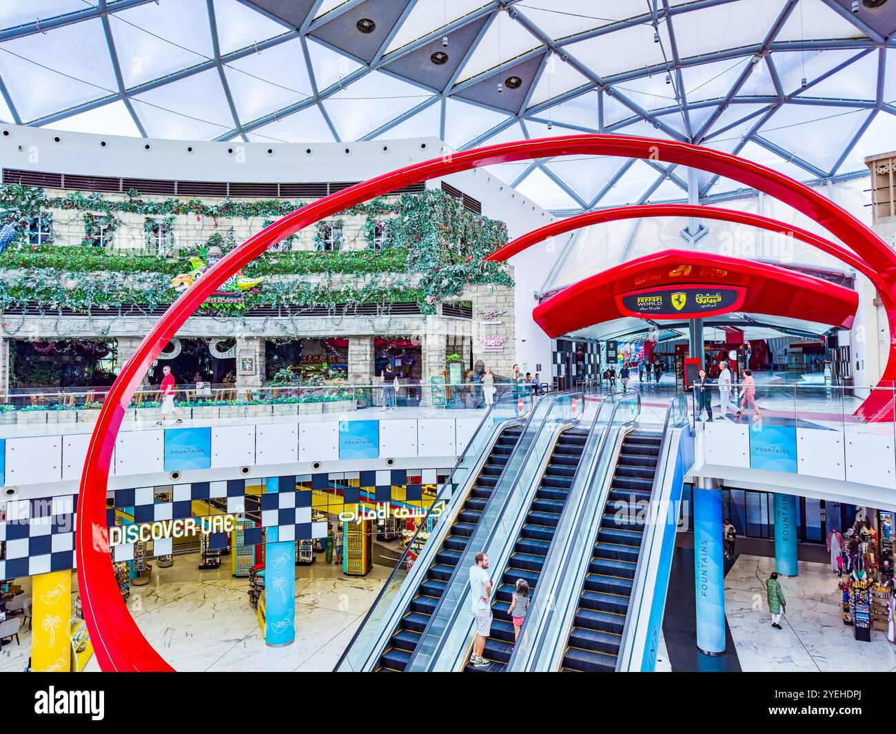 Abu Dhabi, Emirati Arabi Uniti. 5 maggio 2024: Ferrari e Warner Bros Parco divertimenti Studios. Foto Stock