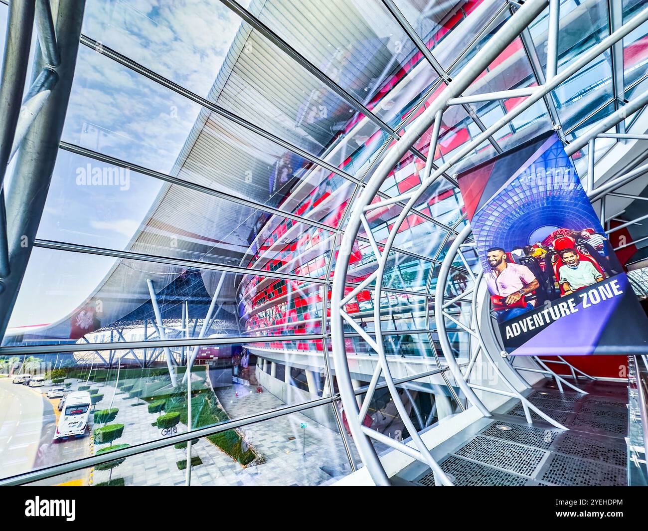 Abu Dhabi, Emirati Arabi Uniti. 5 maggio 2024: Ferrari e Warner Bros Parco divertimenti Studios. Foto Stock
