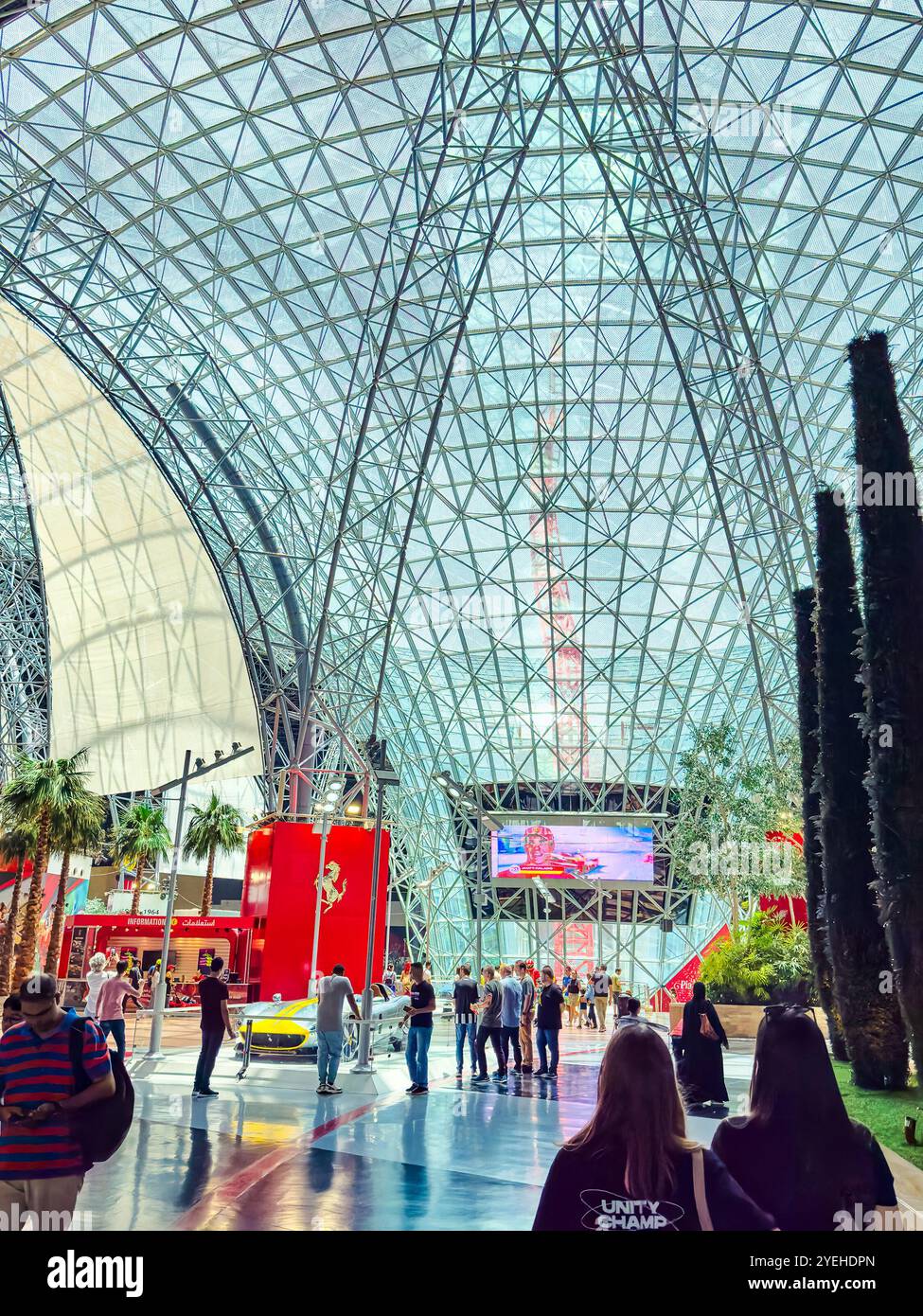 Abu Dhabi, Emirati Arabi Uniti. 5 maggio 2024: Ferrari e Warner Bros Parco divertimenti Studios. Foto Stock