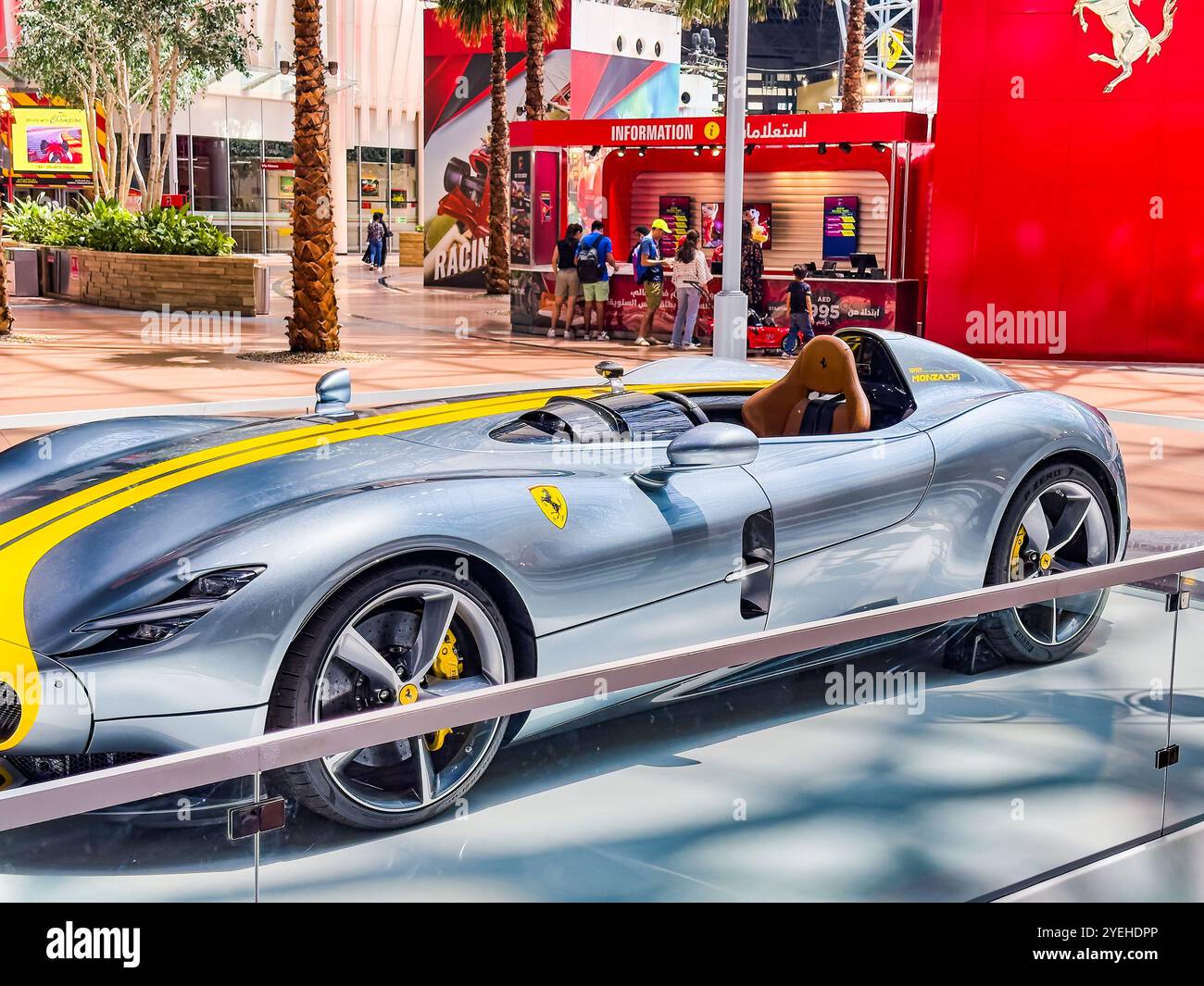 Abu Dhabi, Emirati Arabi Uniti. 5 maggio 2024: Ferrari e Warner Bros Parco divertimenti Studios. Foto Stock