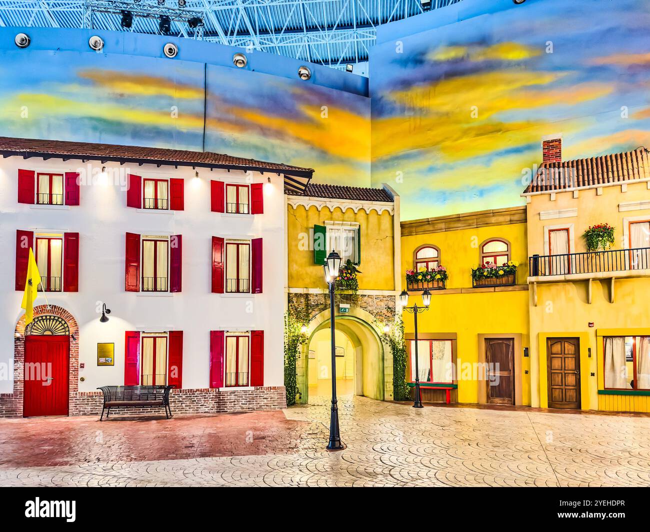 Abu Dhabi, Emirati Arabi Uniti. 5 maggio 2024: Ferrari e Warner Bros Parco divertimenti Studios. Foto Stock